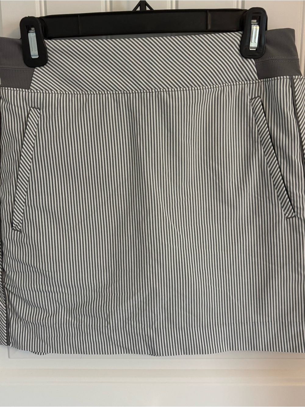 Athleta Athletics/Casual Skorts Size 4 Gray Stripes